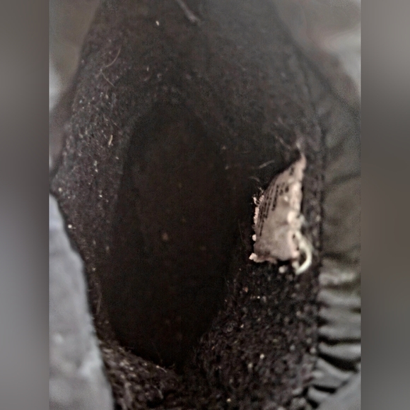 Black Sparkly Moon Boots - Trendy Winter Fashion - Picture 6 of 14